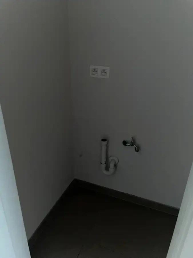 Instapklaar twee slaapkamer APP + terras, bergruimte & garage foto 9