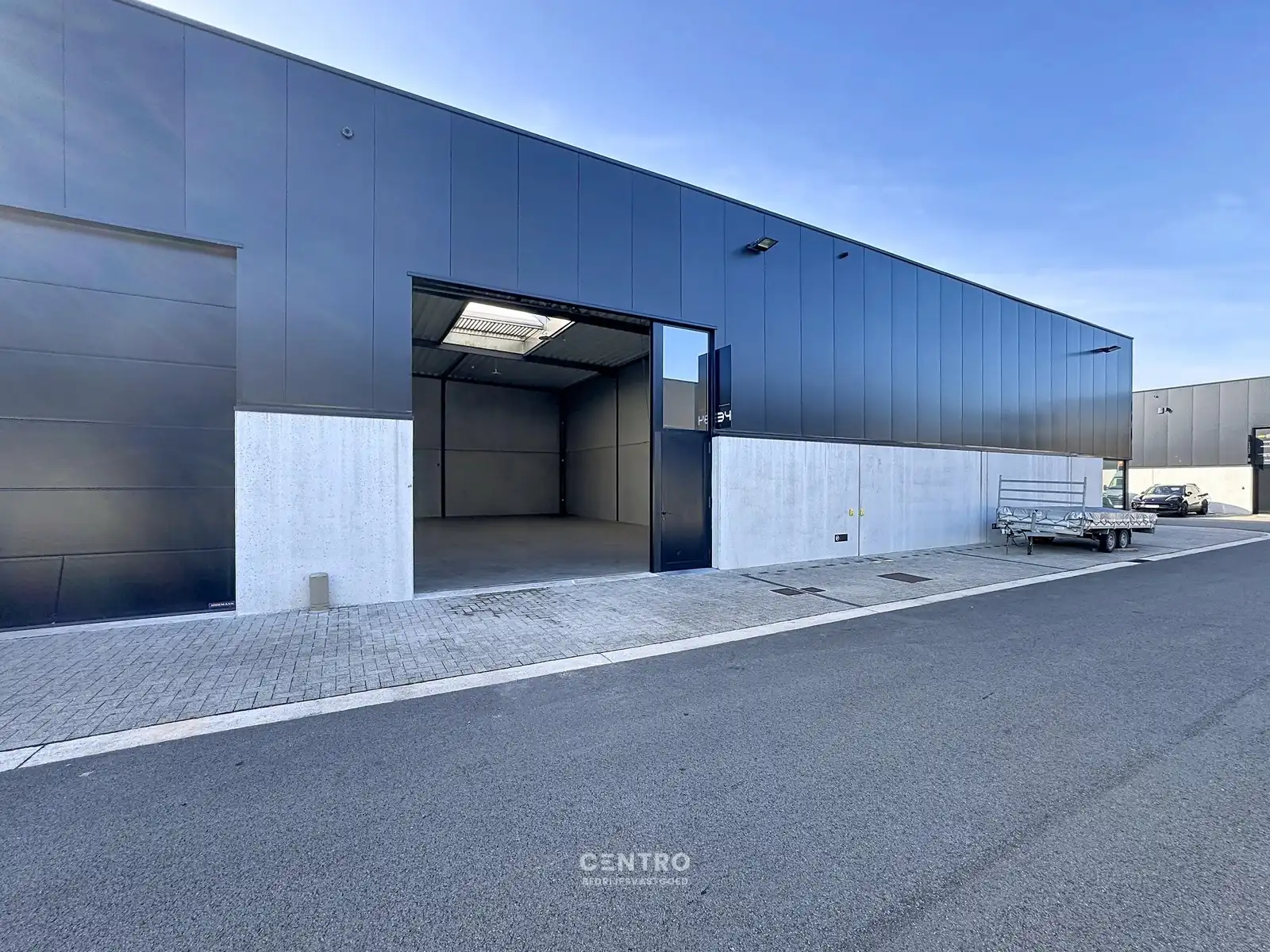 Goed GEISOLEERD MAGAZIJN (180m2) TE HUUR, inclusief private parkeerplaats voor de deur en vrije hoogte 6m op ambachtelijke zone te Ingelmunster. foto 9