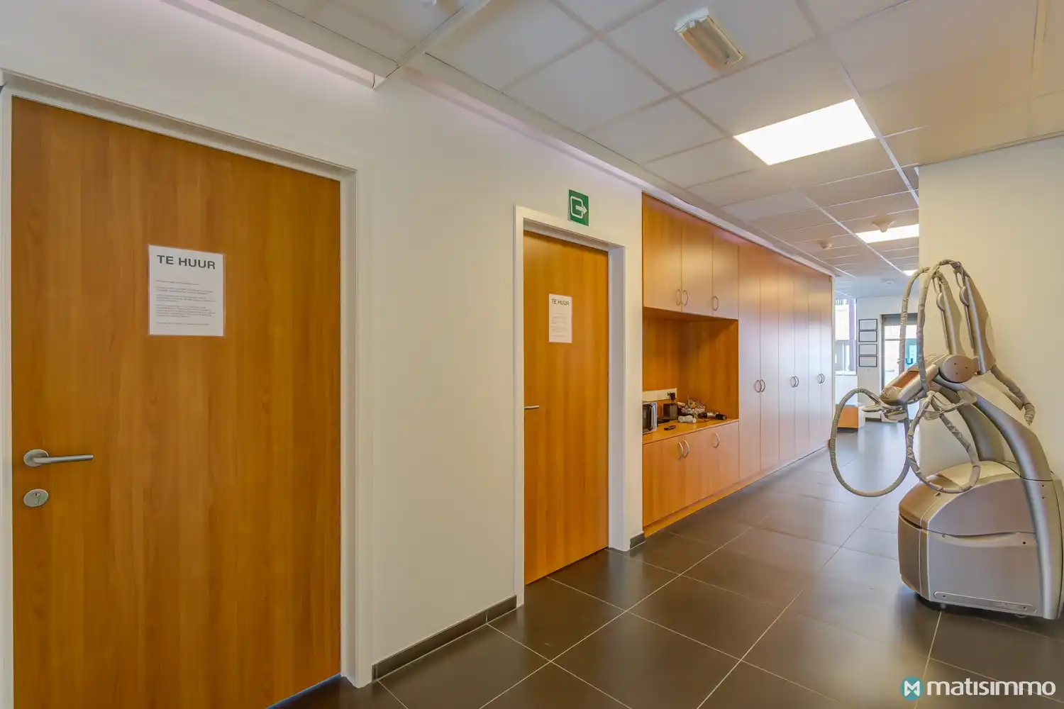 2 PRAKTIJKRUIMTES MET 10 PARKEERPLAATSEN TE HUUR IN HET CENTRUM VAN HOESELT foto 9