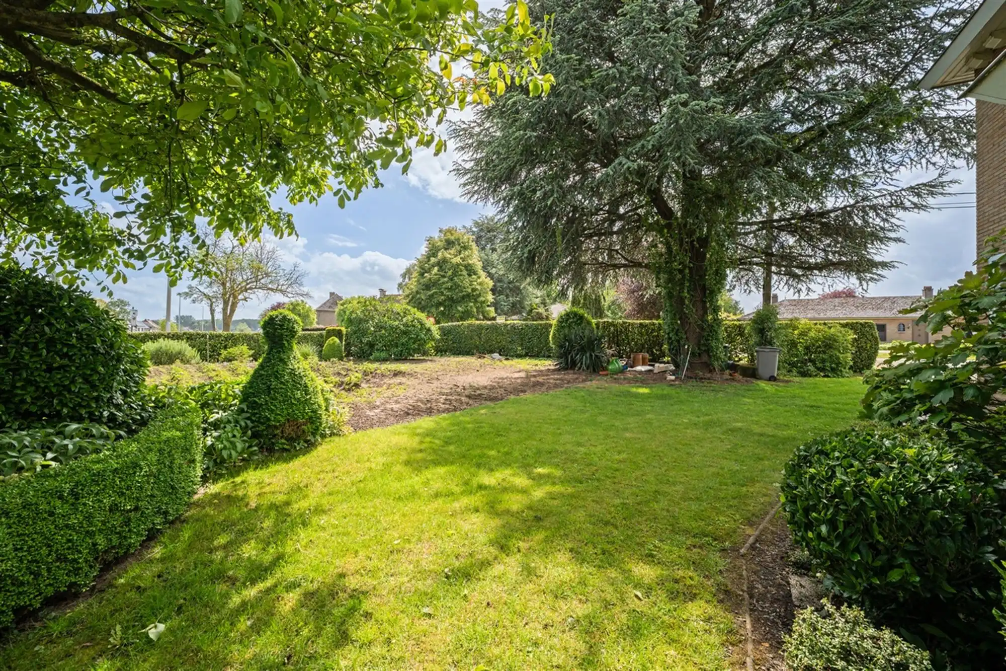Te renoveren RUIME KARAKTERVOLLE OPEN BEBOUWING met 3 slpks, garage, polyvalente ruimte & tuin op een perceel van ca. 765m² foto 7