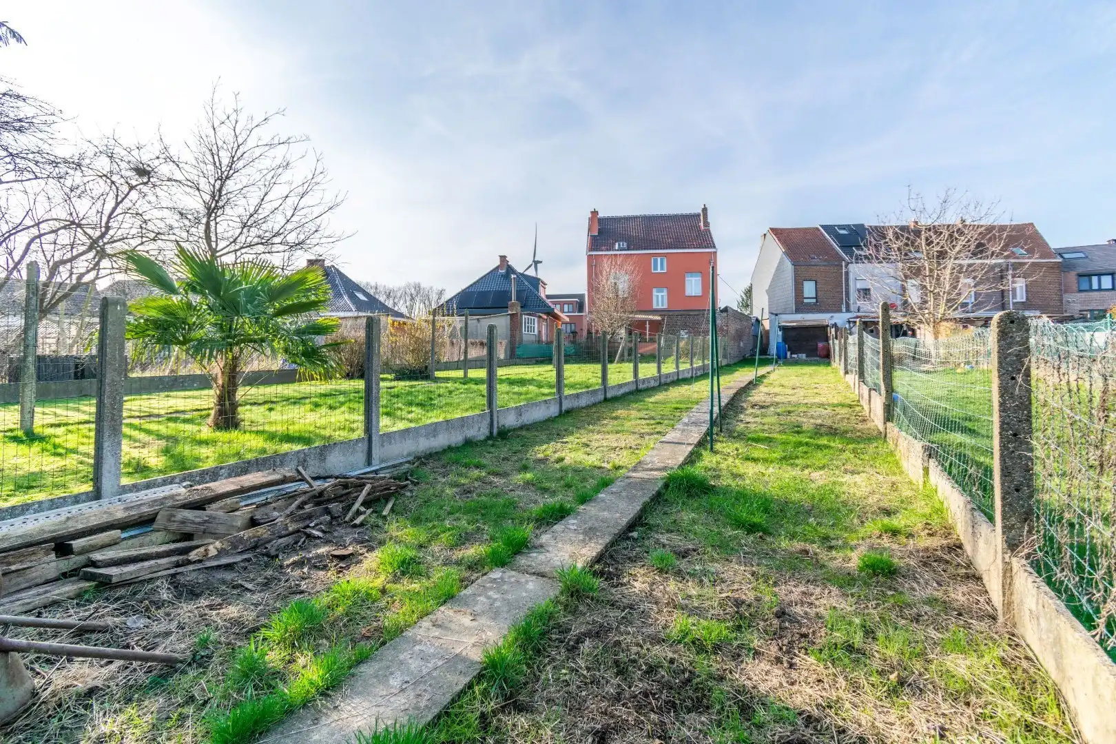 Een goed gelegen, verder af te werken rijwoning te Lot foto 13