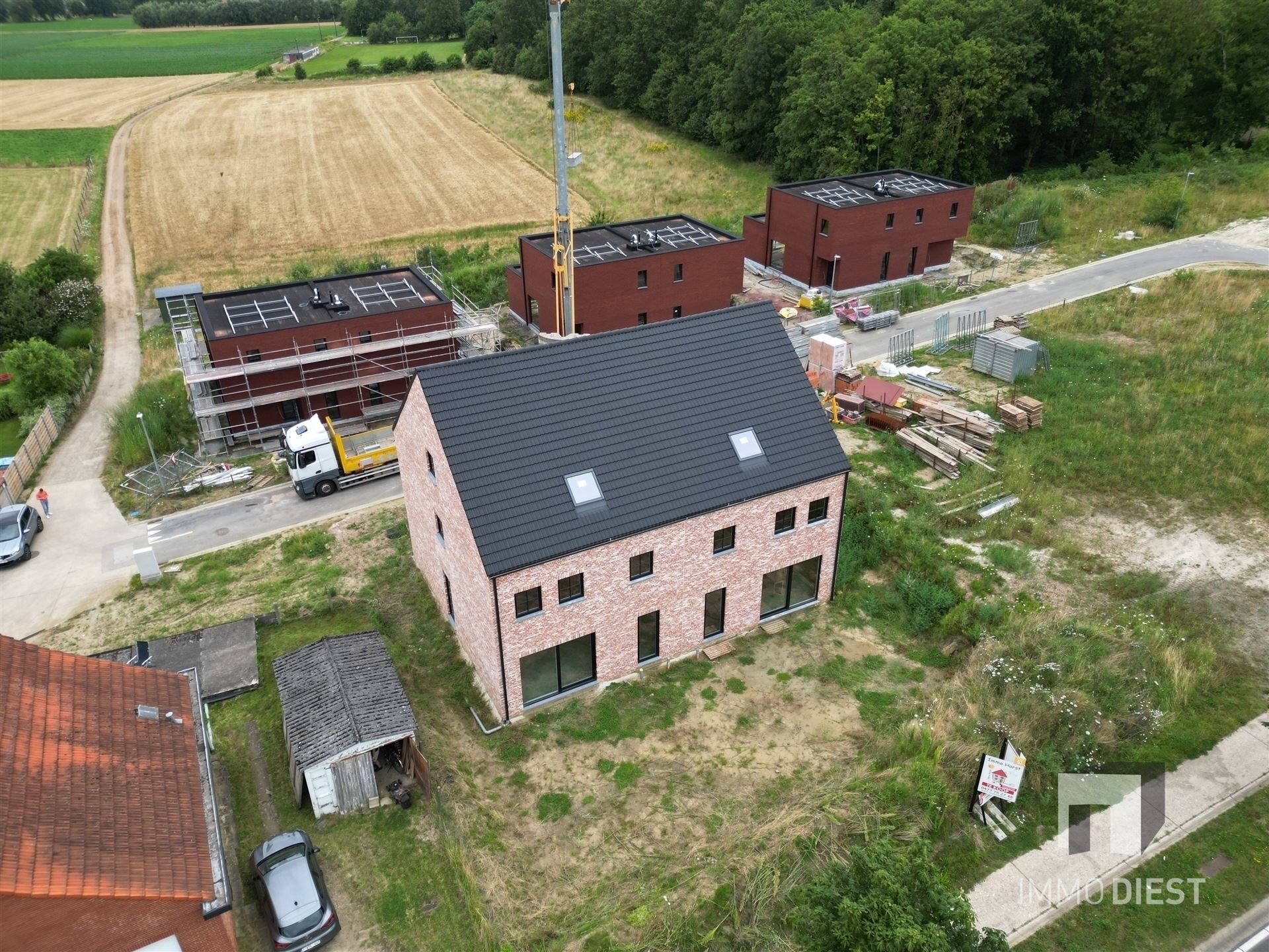 Verder af te werken nieuwbouwwoning met ruime leefruimtes en knappe zolder. foto 29