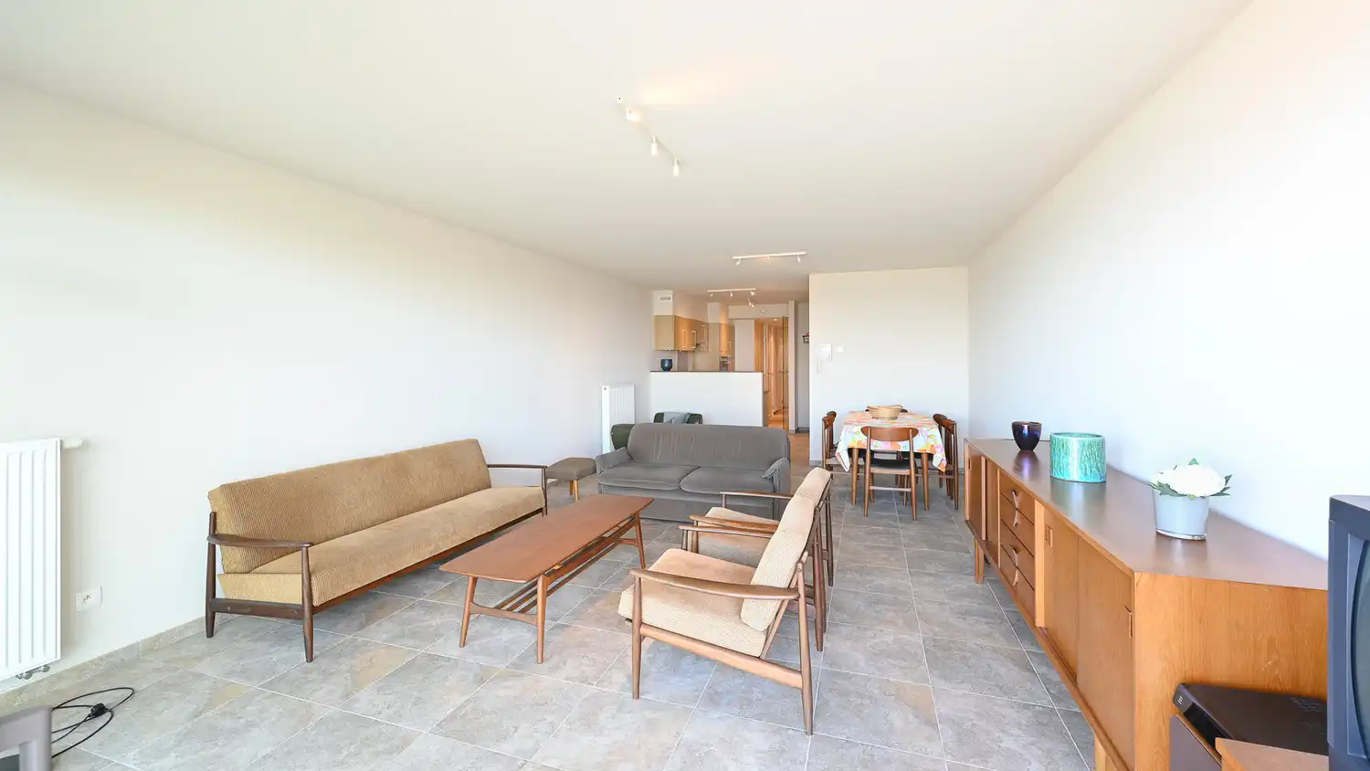 Instapklaar 2-slaapkamerappartement met frontaal zeezicht in een recent gebouw op de zeedijk te Duinbergen. foto 4