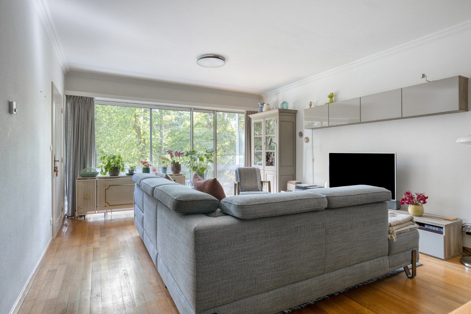 Riant 2-slp appartement met kelder en autostnplts foto 4