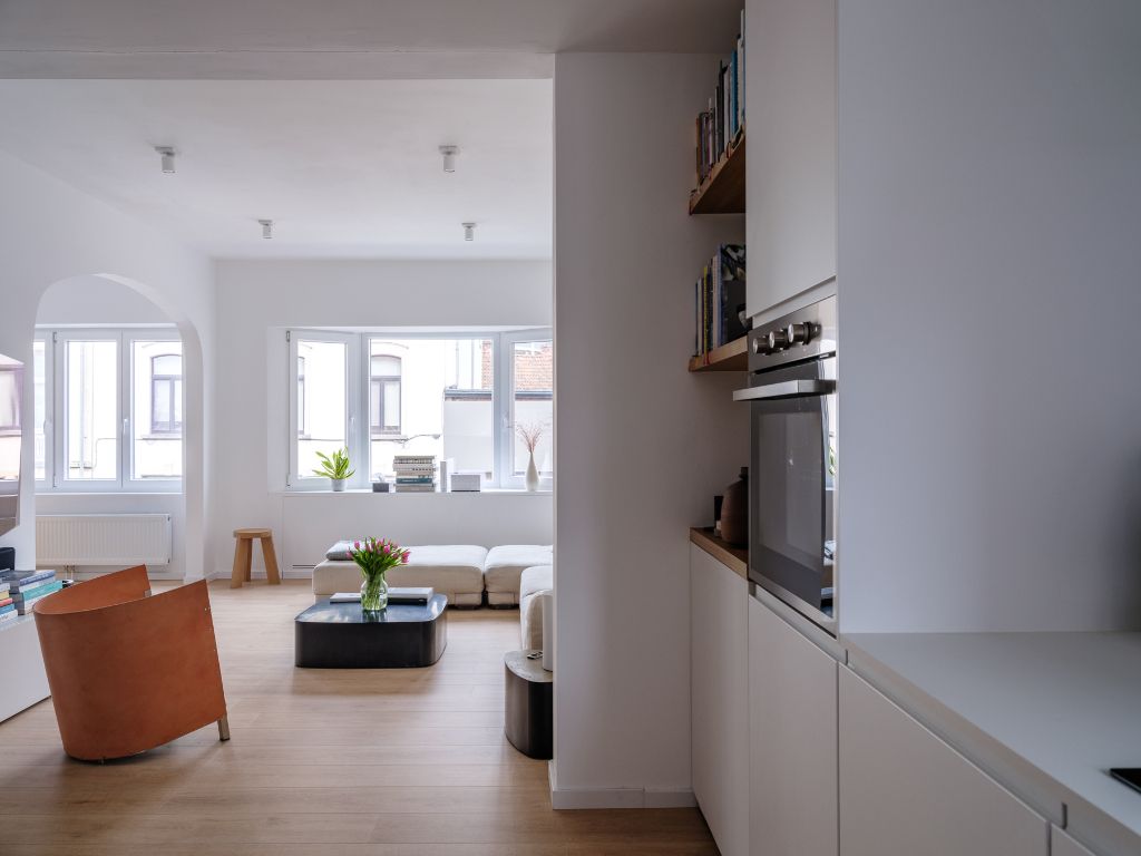 Stijlvol en lichtrijk 2-slaapkamer appartement met terras op wandelafstand van het historisch centrum. foto 4