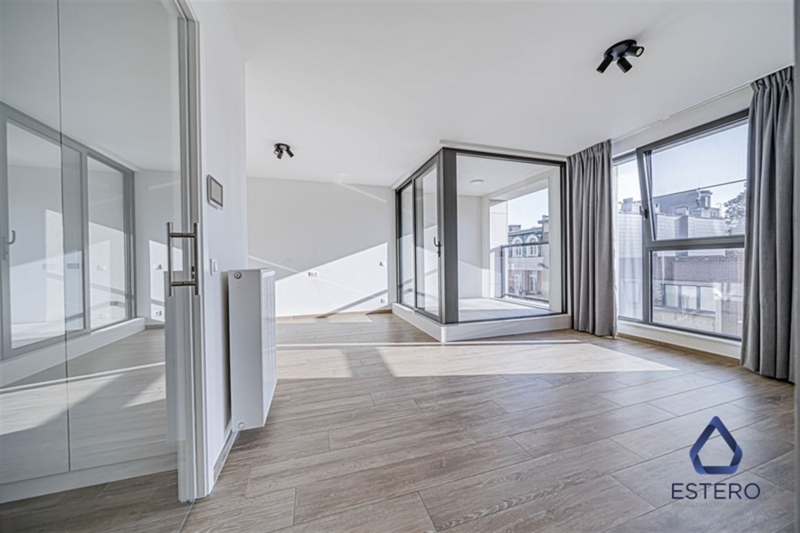 Modern 1-slaapkamerappartement met zonnig terras foto {{pictureIndex}}