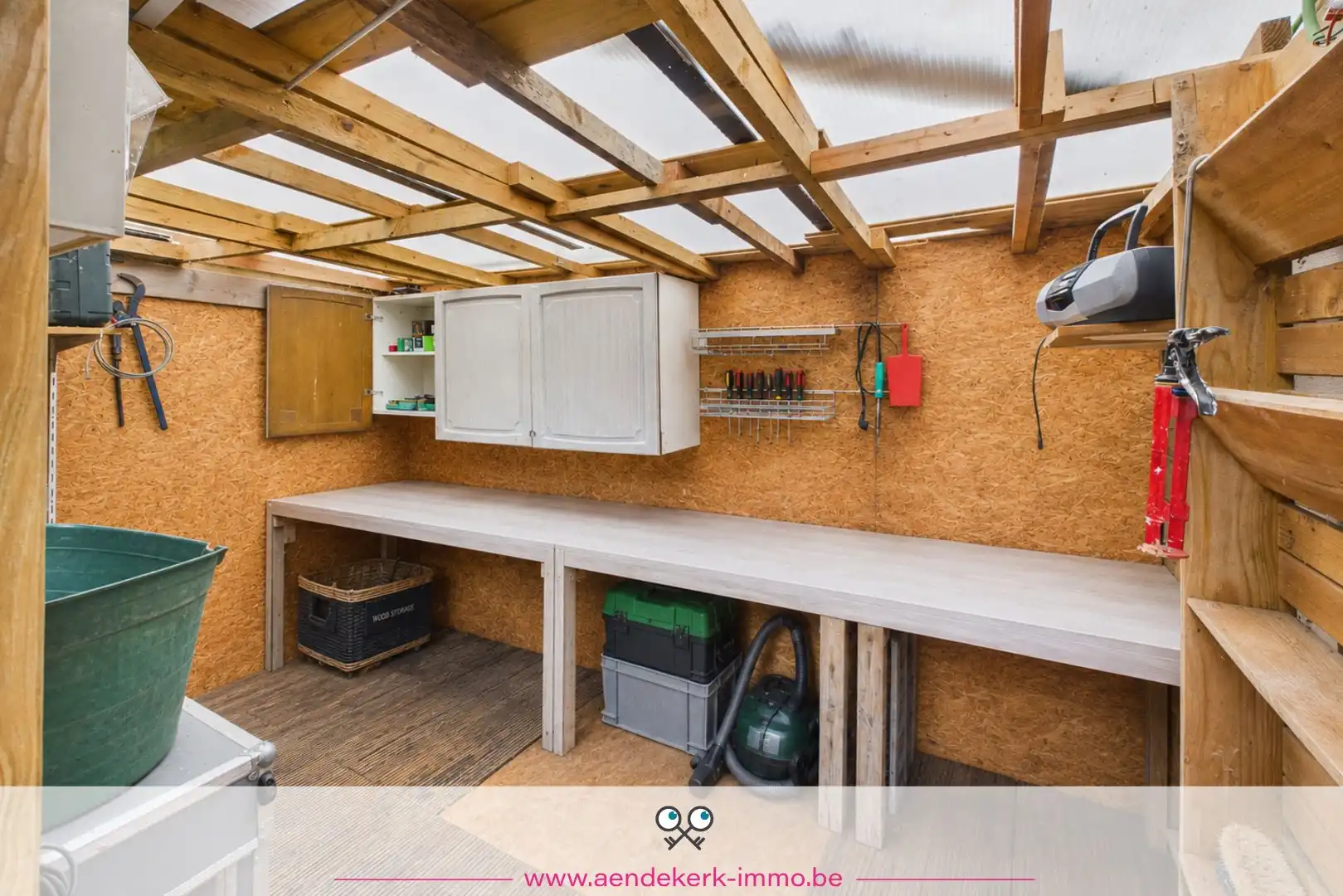 Bijzondere recreatie-eigendom met vijver en bemeubelde chalet te Maaseik foto 12