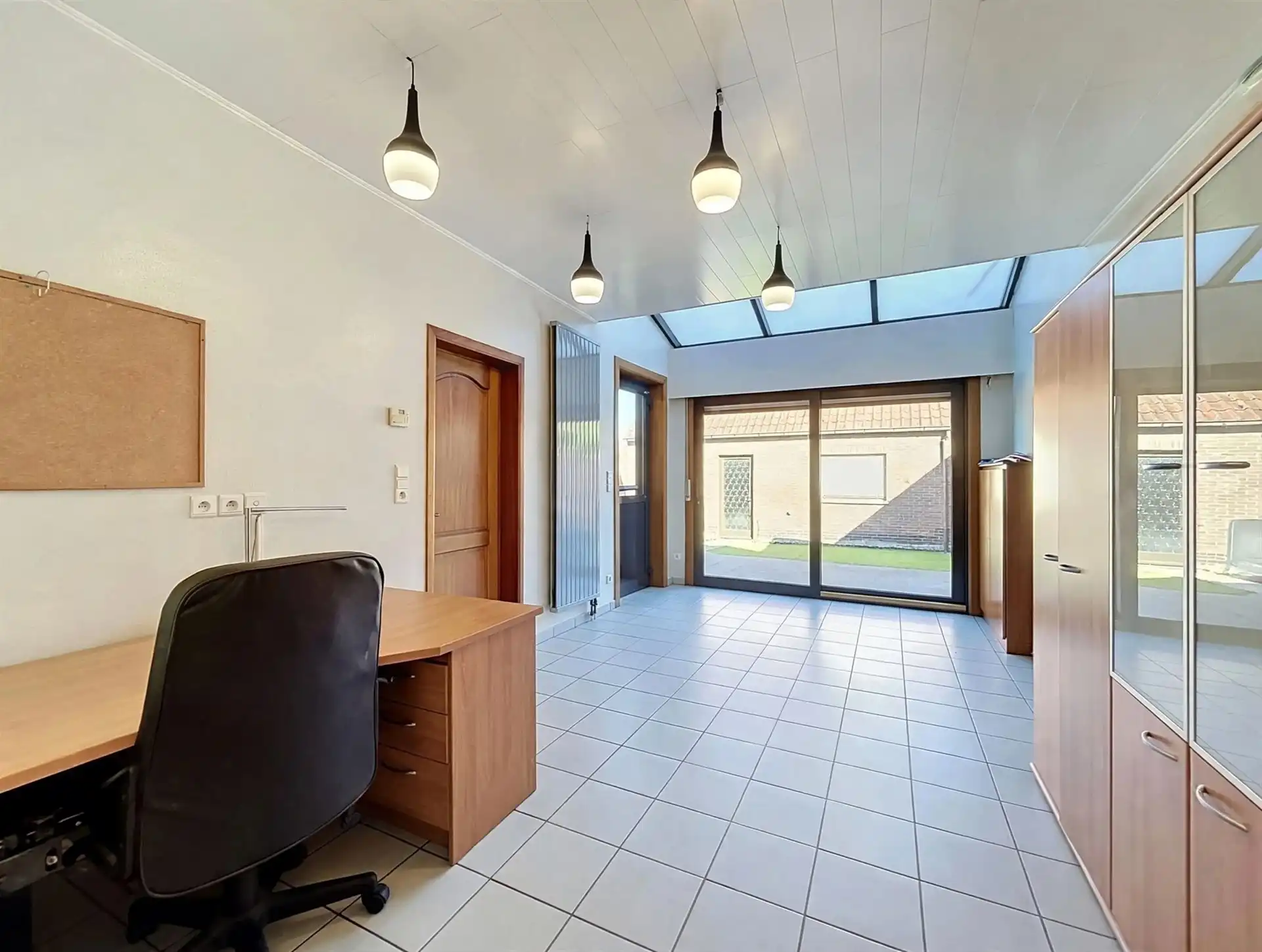 Gezinswoning met handelsruimte en  dubbele garage op toplocatie foto 16