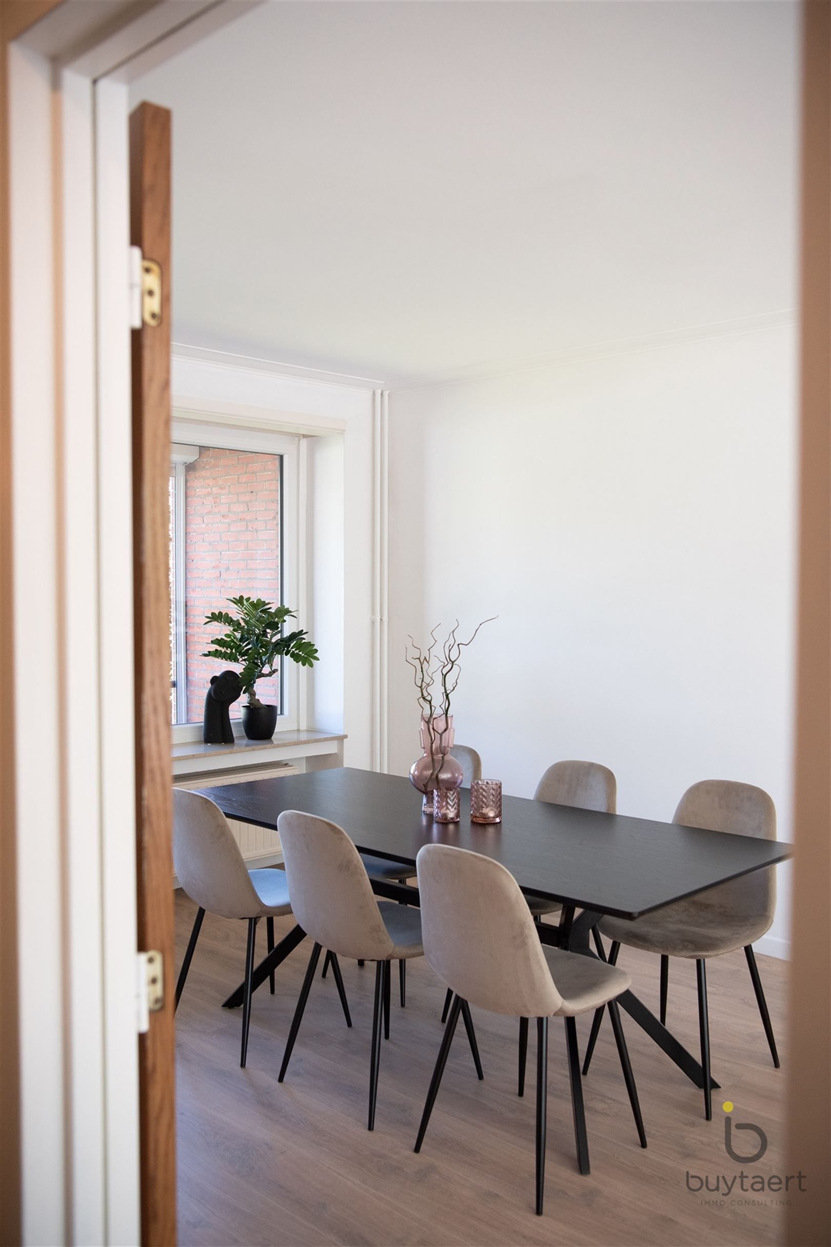 Instapklare éénsgezinswoning met drie slpks en tuin! foto 9