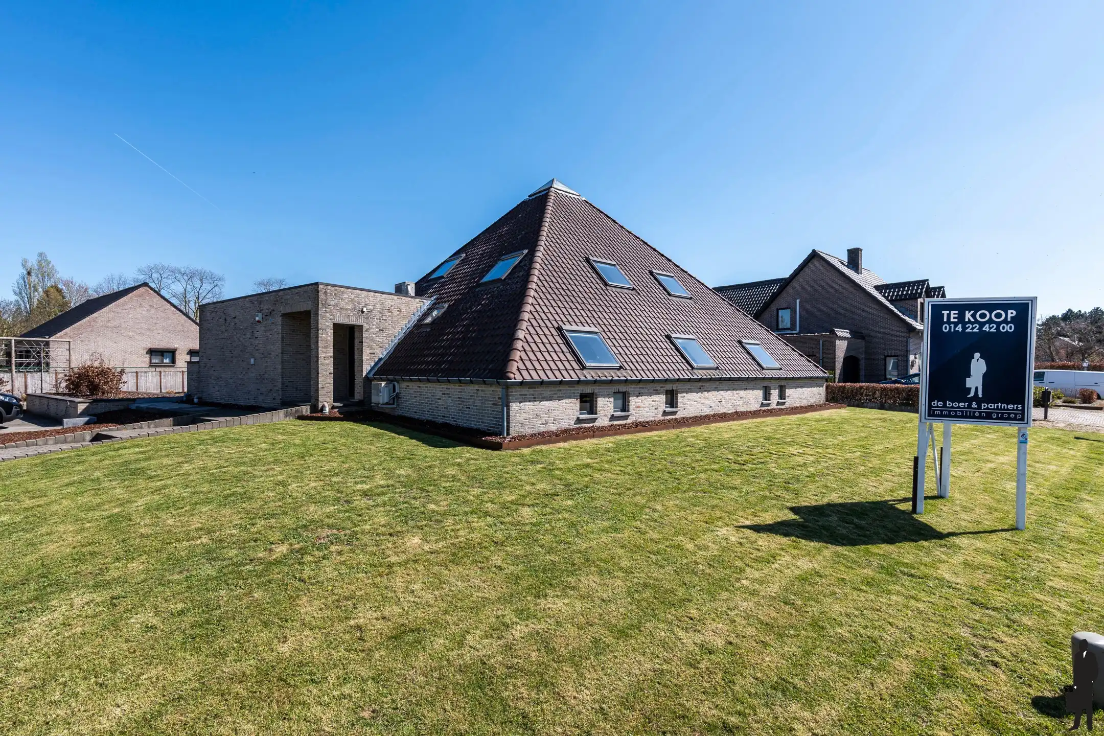 Unieke, ruime architectenvilla met riante kelder en werkbox foto 4