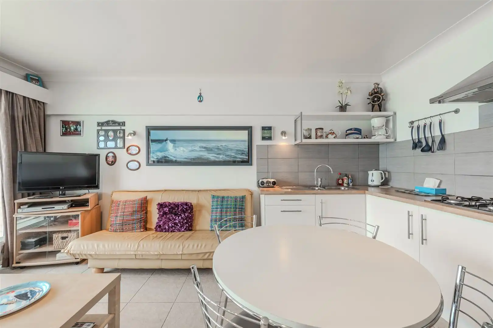 Studio met slaaphoek en frontaal zeezicht foto 12