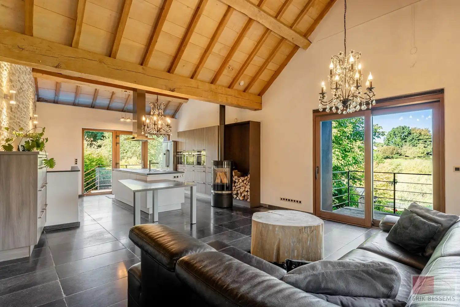 Indrukwekkend en uiterst charmant vakwerk landhuis, Veurs 31 te Sint-Martens-Voeren hartje Voerstreek. foto 5