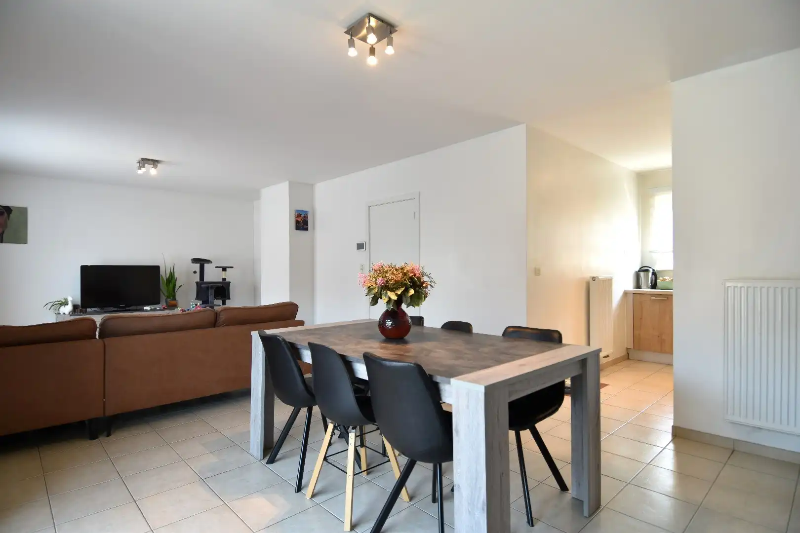 Rustig gelegen gezinswoning met 3 slaapkamers, garage en zonnige tuin te Heule foto 4