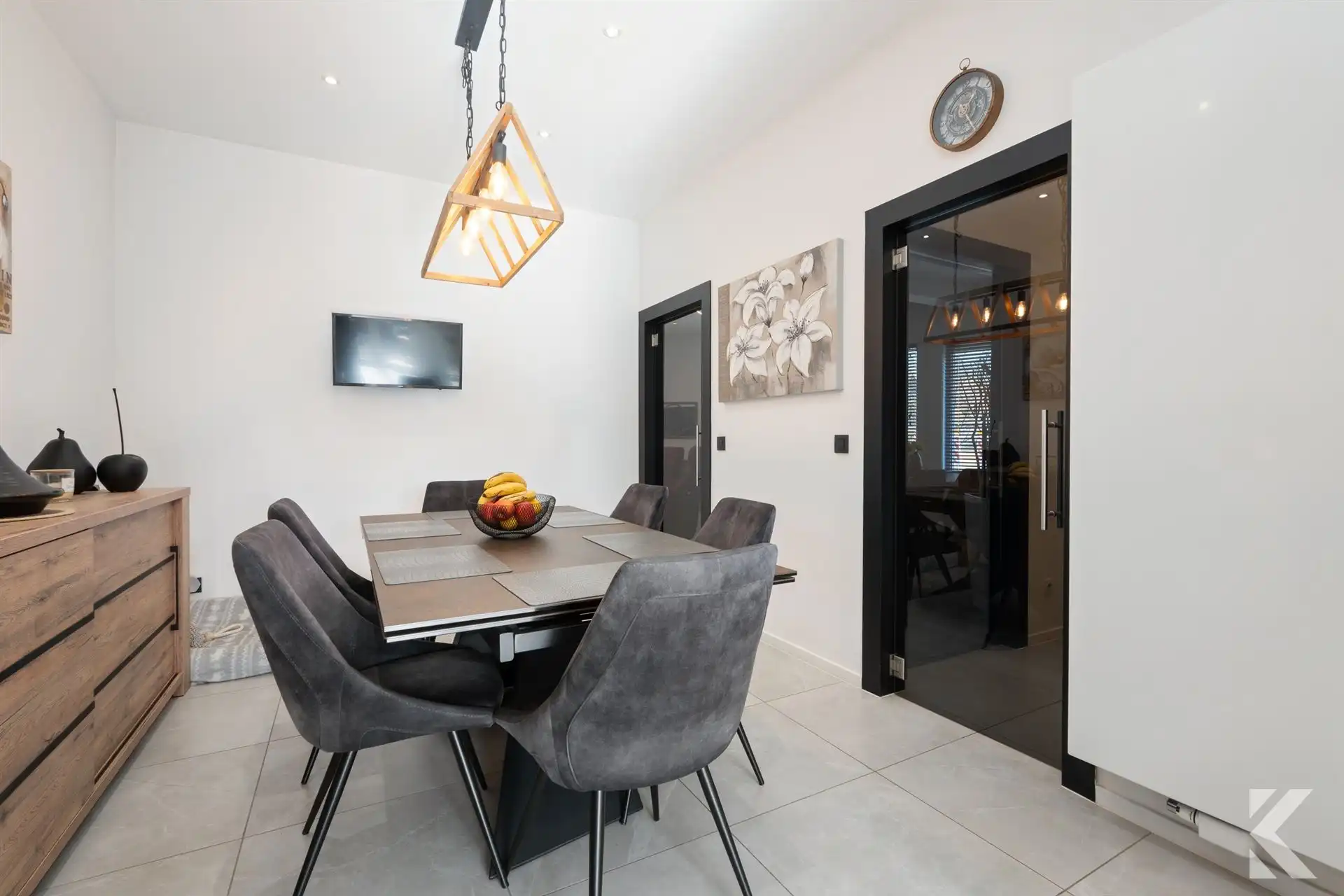 Gigantische, prachtig gerenoveerde woning met garage foto 6