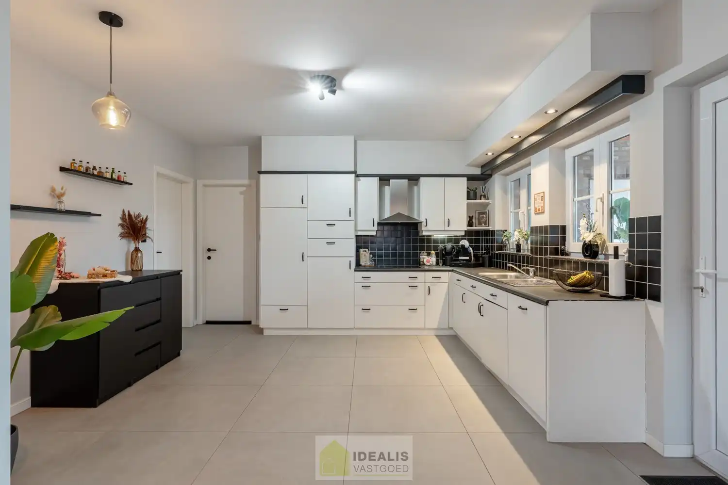 IDEALIS VASTGOED – ZEER RUIME EENGEZINSWONING MET EEN KNAPPE LEEFRUIMTE MET AANSLUITEND OPEN MODERNE KEUKEN, MOMENTEEL 3 SLAAPKAMERS MAAR MOGELIJKHEID TOT 4 SLAAPKAMERS, 2 BADKAMERS, ONDERKELDERD EN VOLLEDIG AANGELEGD MET EEN KNAPPE TUIN EN HEERLIJK OVERDEKT TERRAS OP EEN PERCEEL VAN 5A 63CA! Deze ruime gezinswoning omvat +- 215m² netto bewoonbare oppervlakte met een aangename woonkamer bestaande uit zit-en eetgedeelte, een open moderne keuken, 3 slaapkamers maar mogelijkheid tot 4 slaapkamers en 2 badkamers. Een unieke kans voor kandidaten op zoek naar een ééngezinswoning voorzien van alle faciliteiten en comfort op een fijne locatie in een residentiële wijk tussen de centra van Oudsbergen, Bocholt, Bree en Peer! De huidige eigenaars hebben de woning in 2023 grondig gerenoveerd en o.a. voorzien van vloerverwarming, een warmtepompboiler en 2 lucht-luchtsystemen om te koelen en warmen!! foto 11