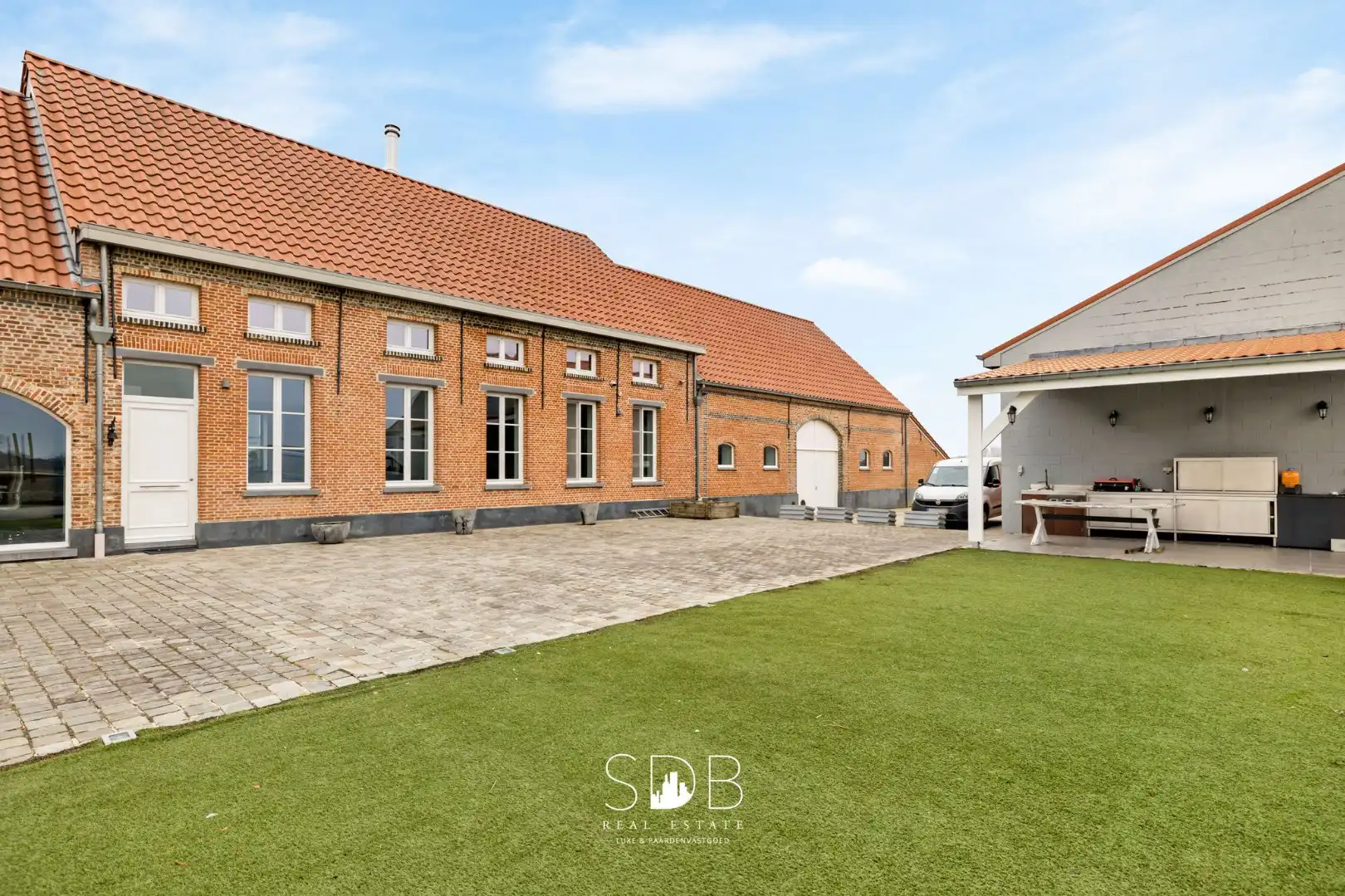 Prachtige villa in hoevestijl met bijgebouwen en graslanden op 89.070m² foto 8