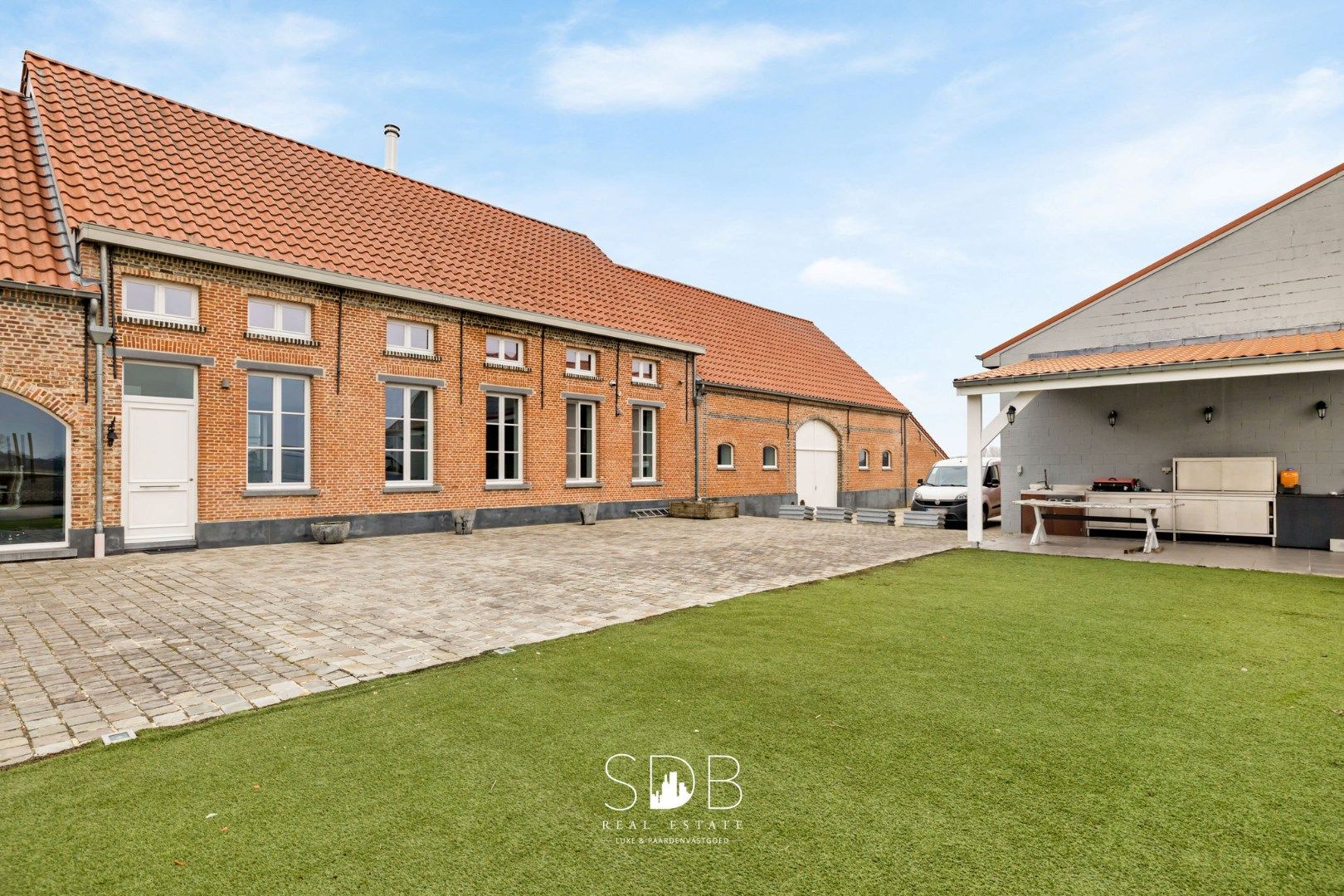 Prachtige villa in hoevestijl met bijgebouwen en graslanden op 89.070m² foto 8