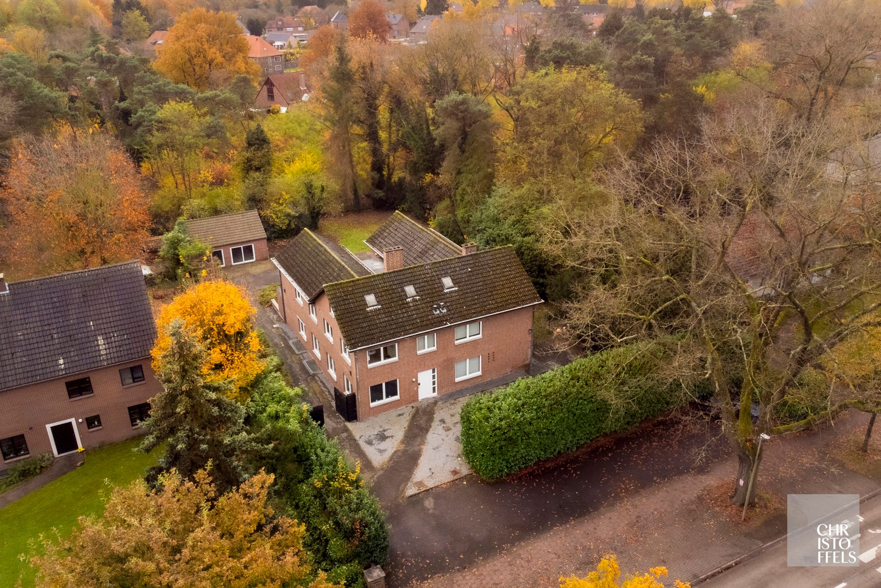 Opbrengsteigendom, bijzonder groot woonhuis van 761m² met 10 slaapkamers, mooi en rustig gelegen op 1.800m² met een eigen parkeerterrein!  foto {{pictureIndex}}
