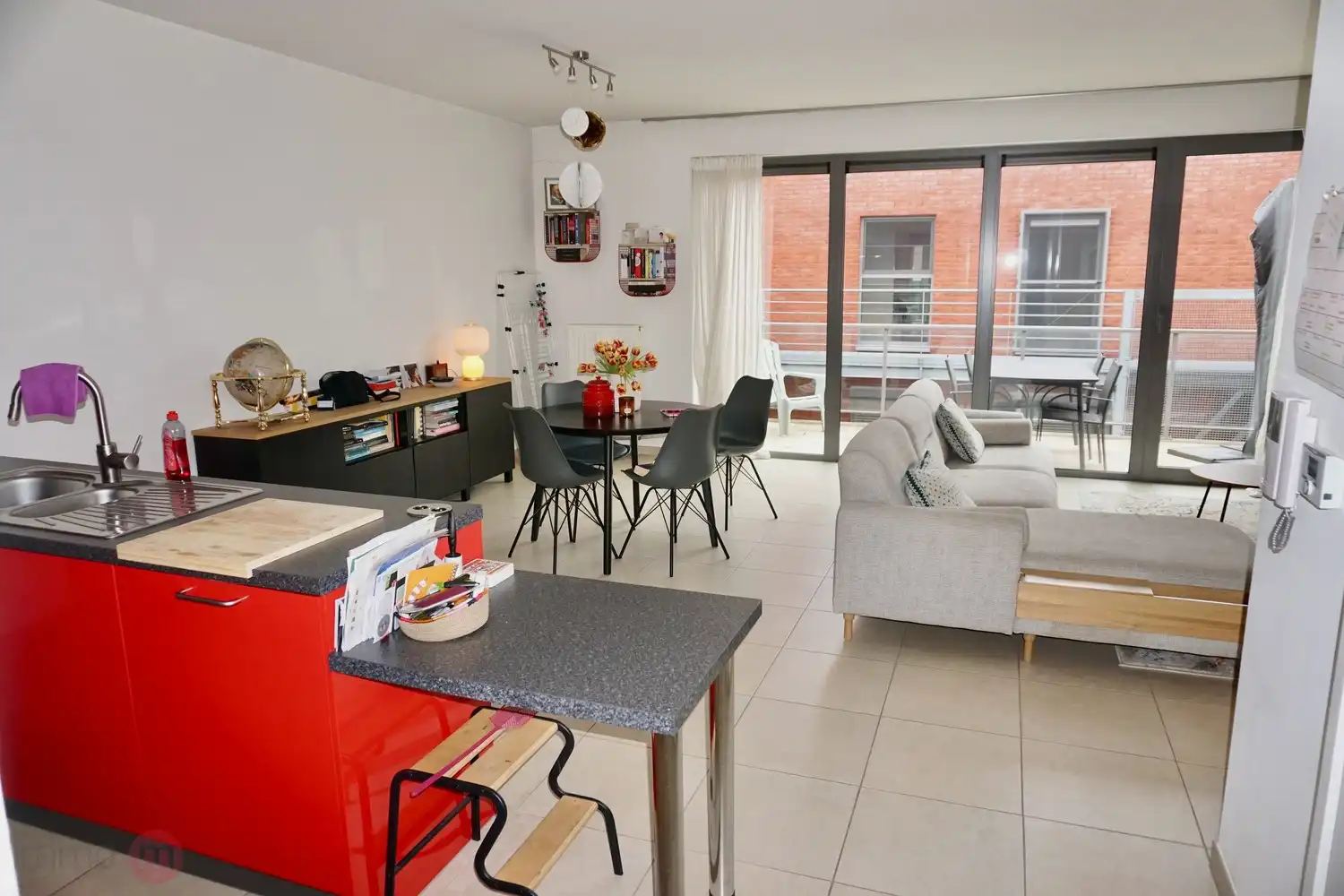 Recent appartement met 2 slaapk, terras en autostaanplaats. foto 3