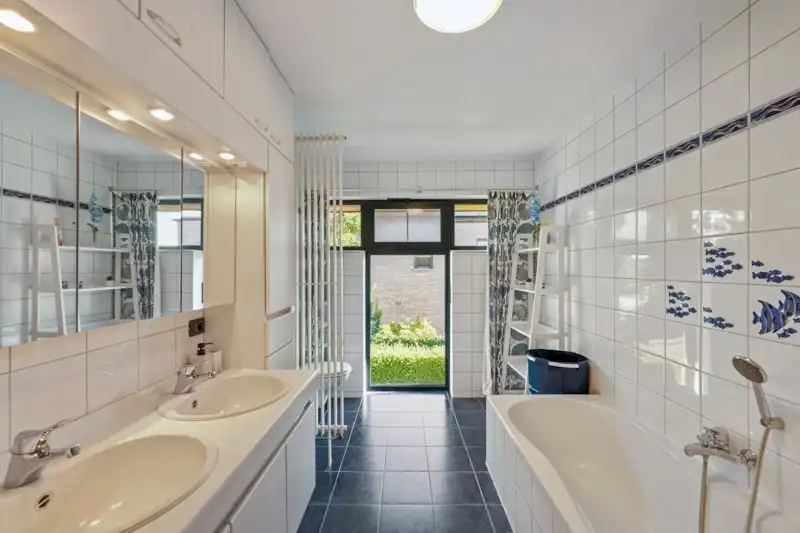 Ruime villa met zwembad  foto 23