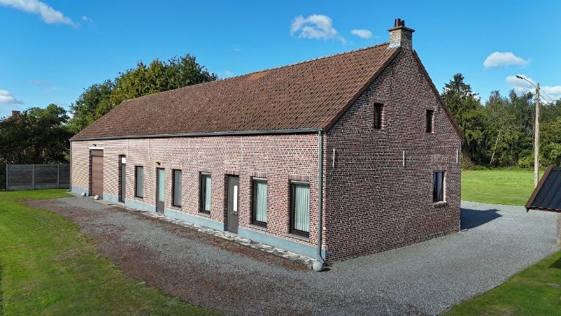 Hoeve van 300m² op 1 hectare 77 met achterliggende weiden foto 2