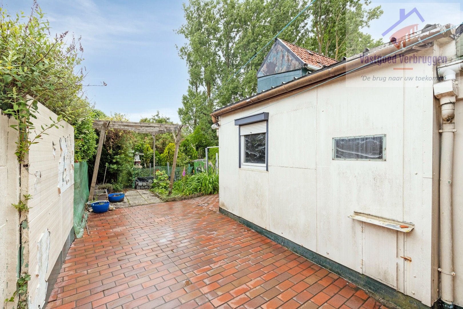 Rustig gelegen te renoveren halfopen bebouwing op ruim perceel van 16 are! foto 16