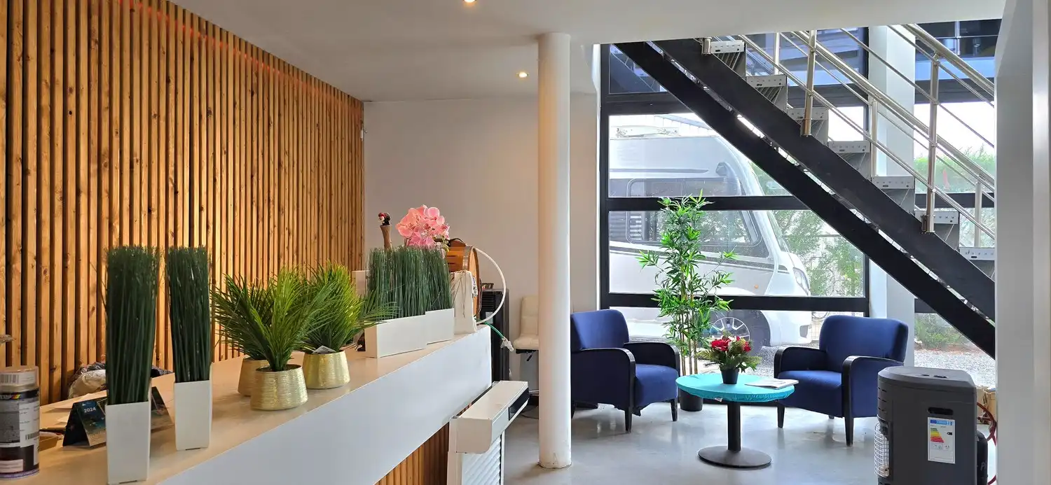 Strategisch goed gelegen bedrijfsgebouw met woonst in Herk-de-Stad foto 3