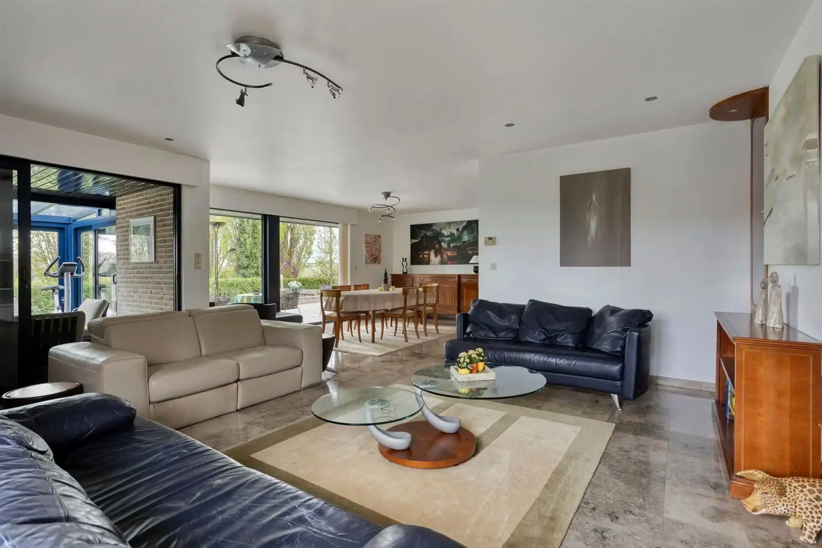 Commerciele ruimte met parking ,woning 5 slaapkamers en tuin  foto 10