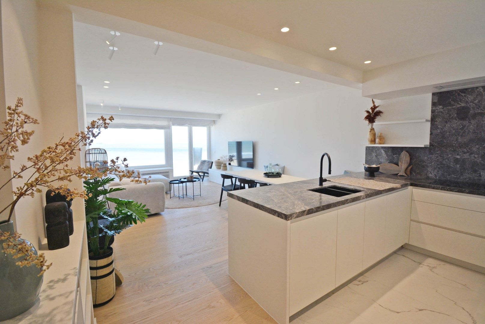 Geraffineerd appartement met 2 slaapkamers en frontaal zeezicht foto {{pictureIndex}}