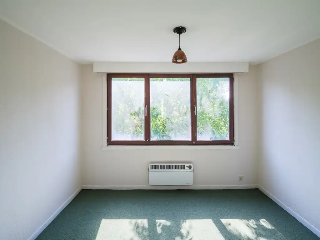 Mid-century modern villa met vier slaapkamers, verdeeld over drie niveaus, gelegen op een groen perceel in Lievegem. foto 14