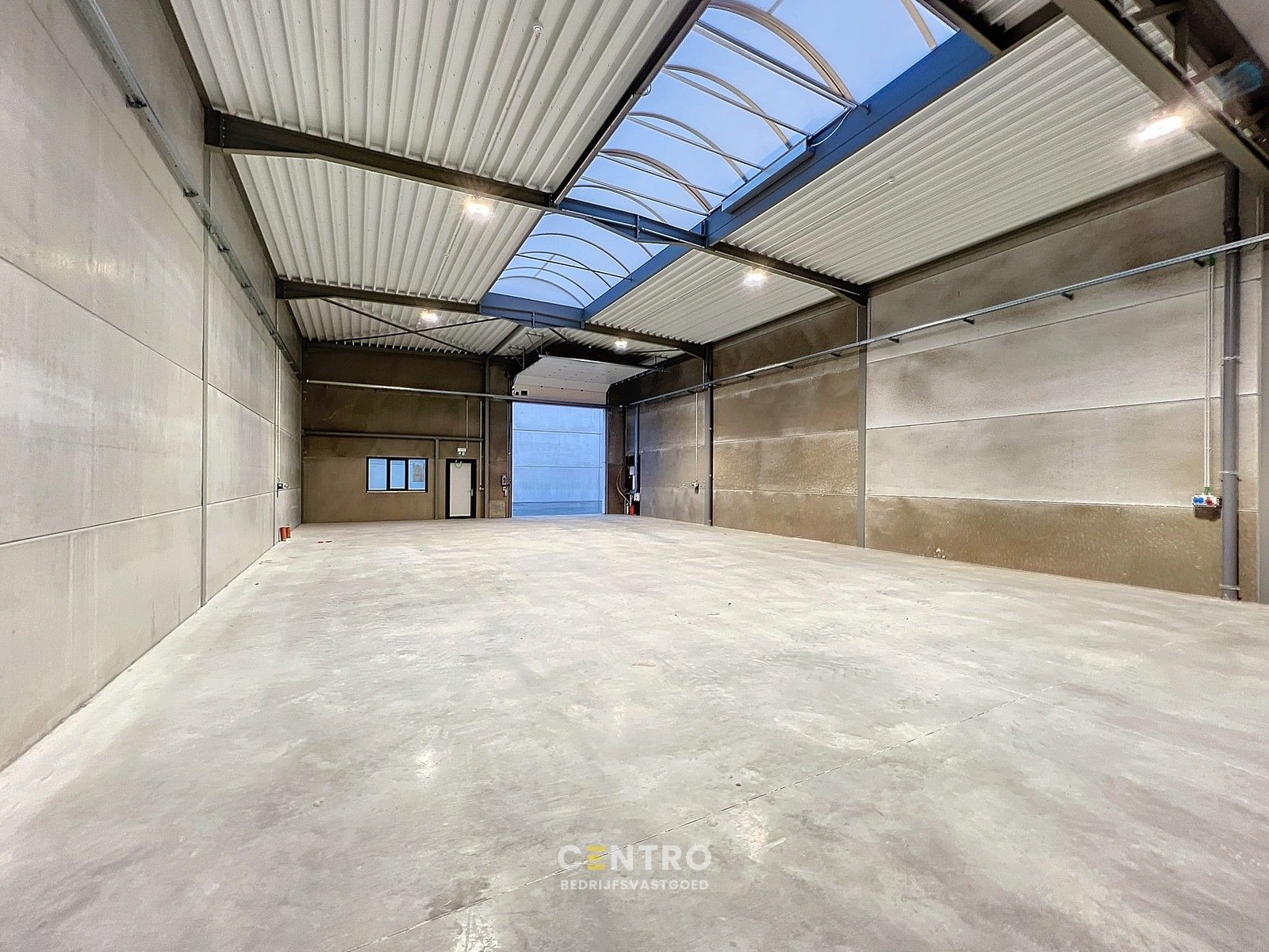 Kwalitatief en goed geïsoleerd NB MAGAZIJN (260m²), voorzien van elektrische sectionaalpoort, deur, raam (voor kantoor) en 2 private parkeerplaatsen op industriezone te Waregem. foto 5