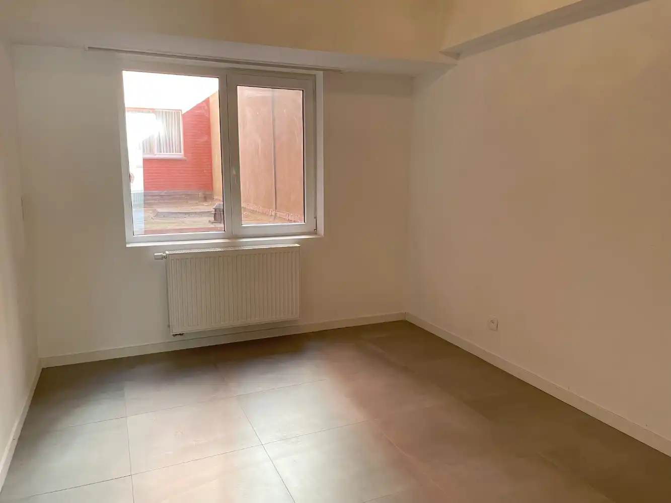 Ongemeubeld appartement met twee slaapkamers. Aan de achterkant van de Zeedijk. foto 13