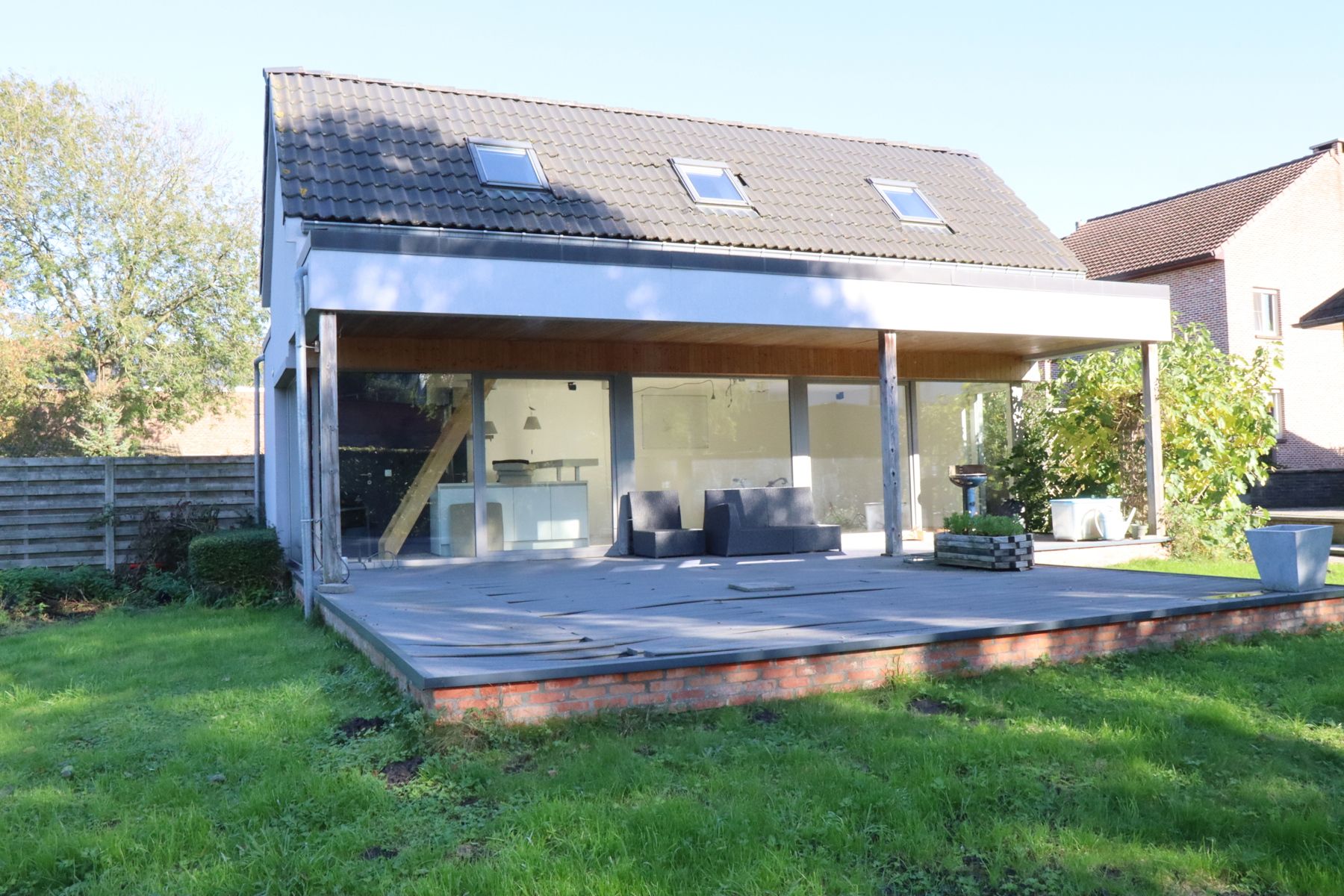 Ruime op te frissen villa met zicht op de weides met tof bijgebouw foto 30