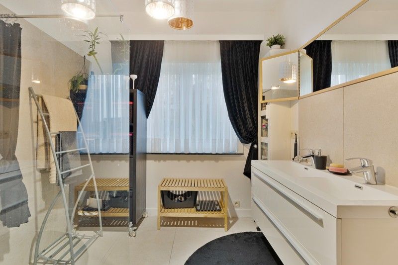 Ruime en instapklare bel-etage woning in Koningslo foto 12