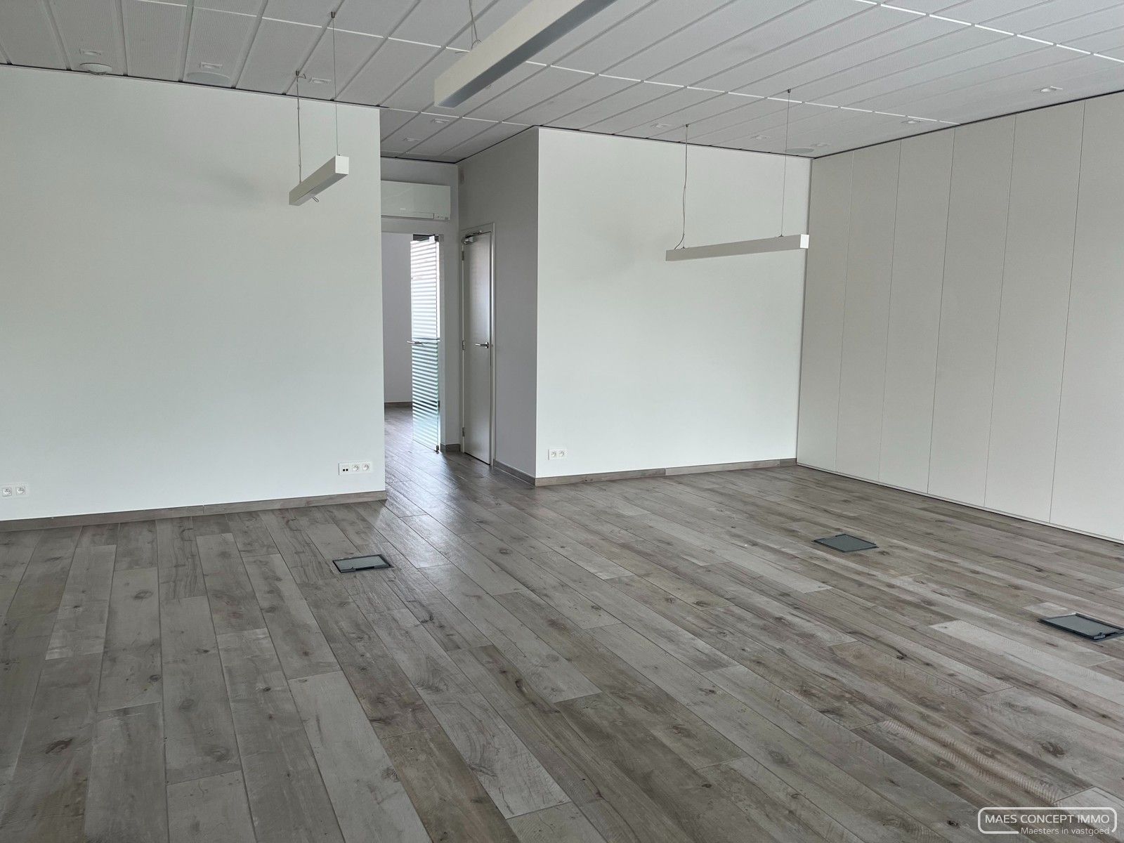 Centraal gelegen kantoor/praktijk/handelszaak te huur in Anzegem foto 4