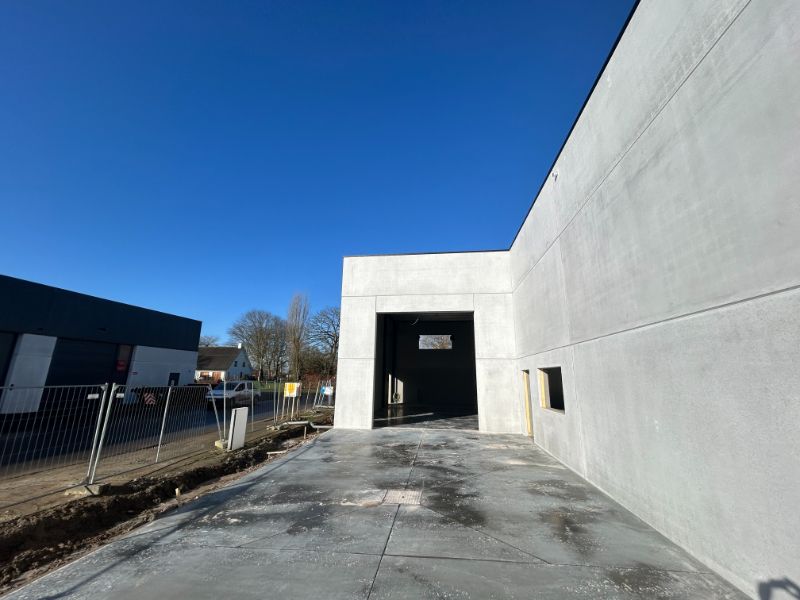 Nieuwbouw magazijn op uitstekende ligging - mogelijkheid tot kantoor foto 2
