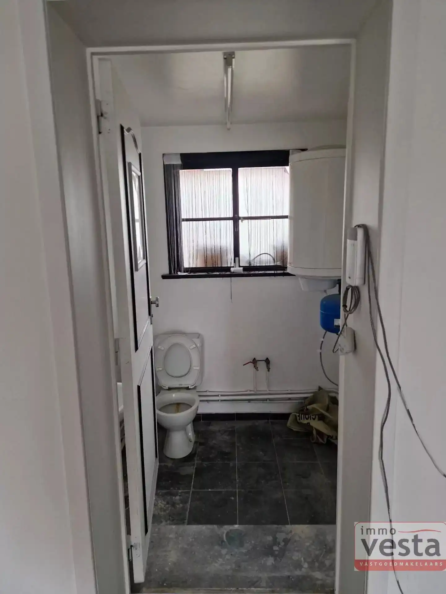 Handelspand met winkelruimte en parking foto 7