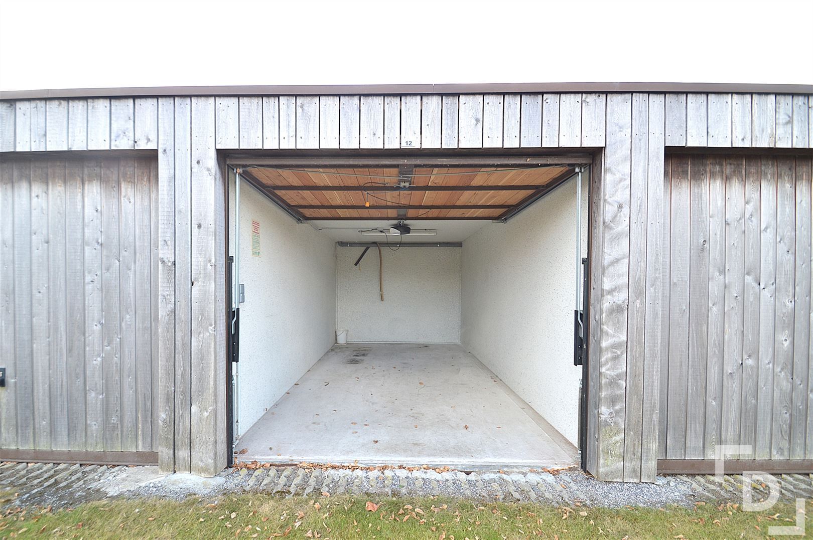 Garage te koop vlakbij station Poperinge foto 2