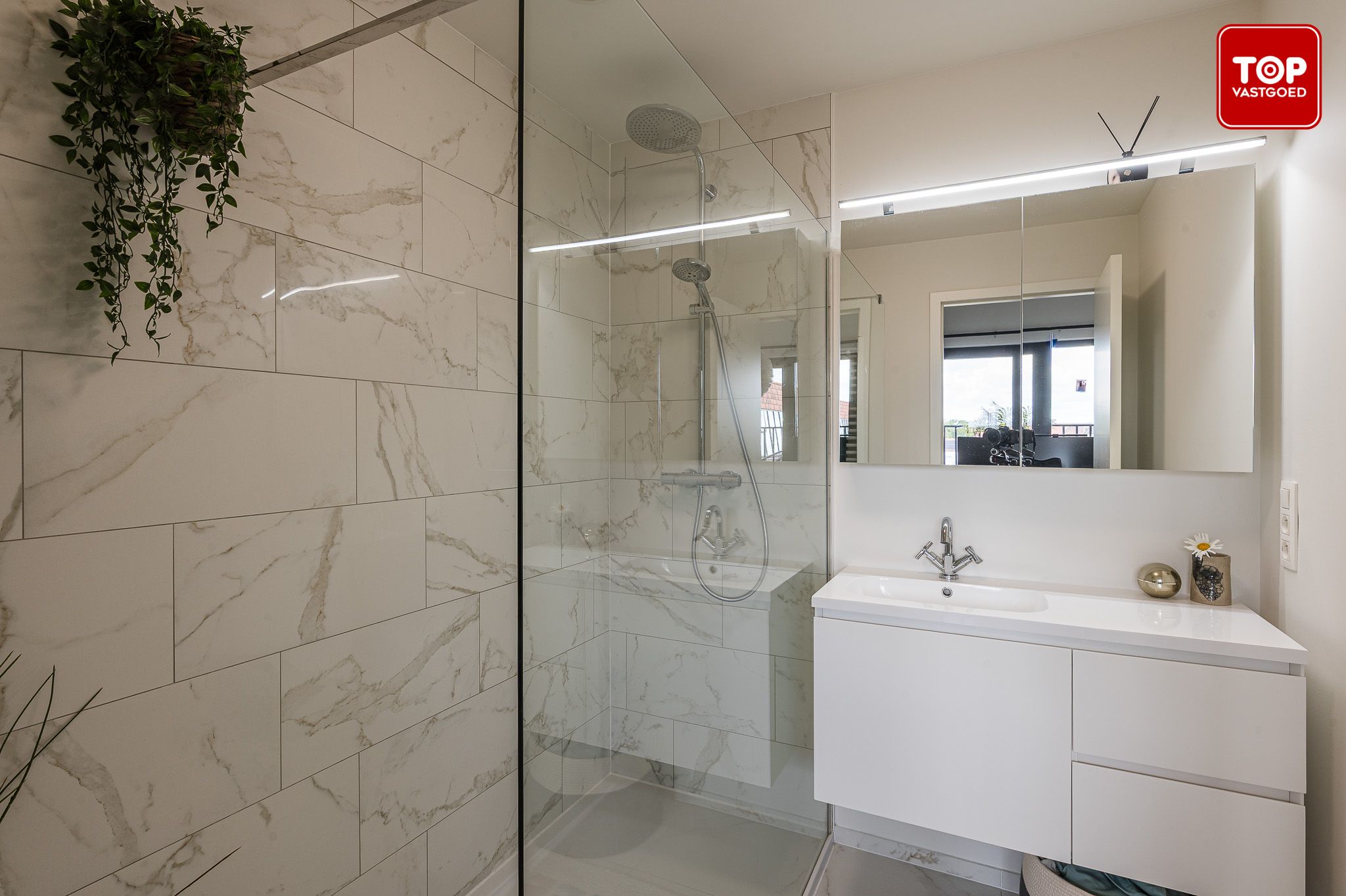 Modern en energiezuinig appartement met zicht op het water en zicht op de binnentuin foto 17