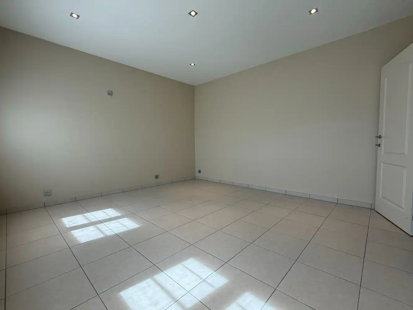 TE HUUR : PRACHTIGE WONING MET 5 SLAAPKAMERS EN 2 BADKAMERS foto 14