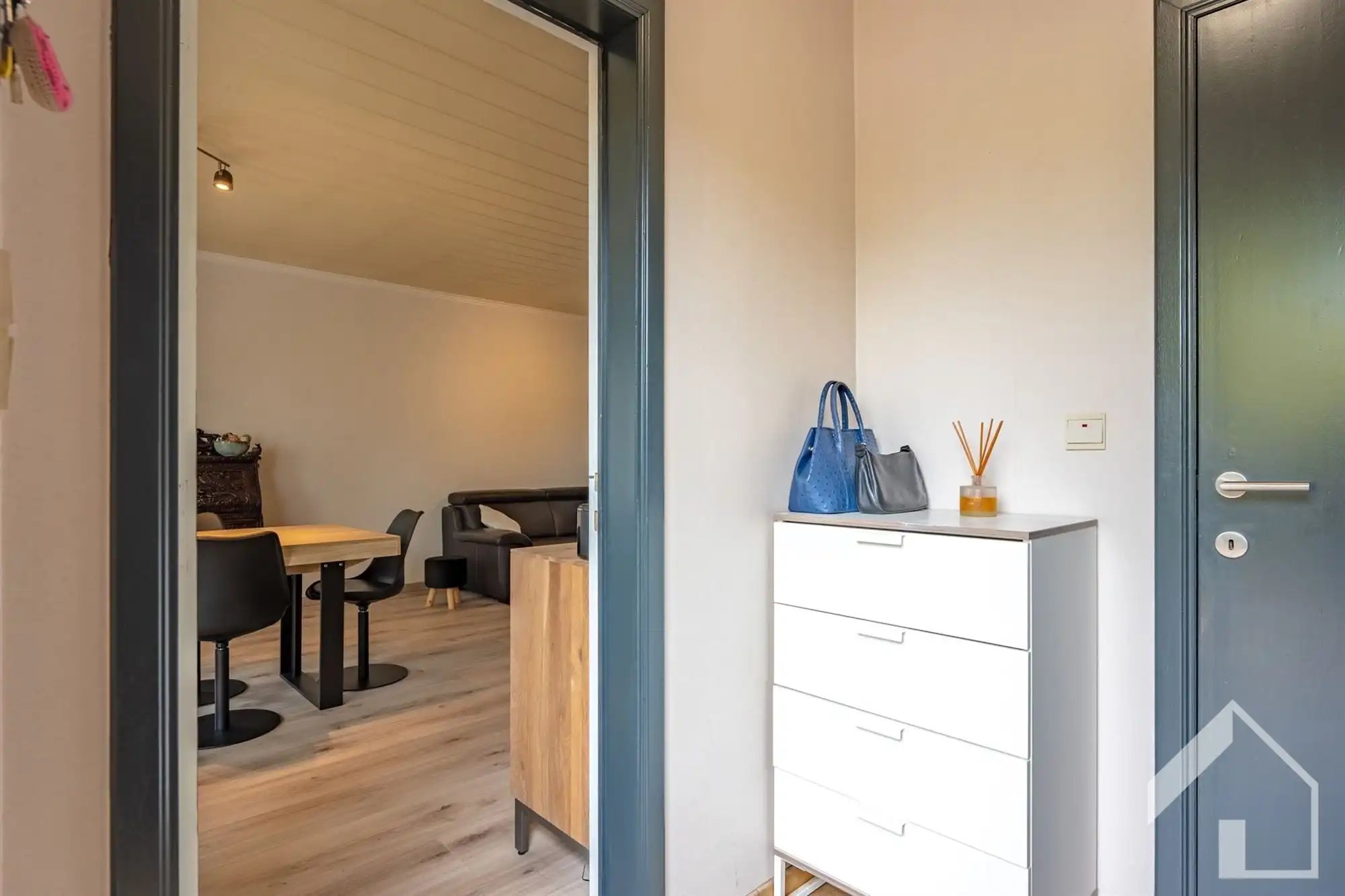 Ruime gelijkvloerse woning met 3 slaapkamers en garage foto 2