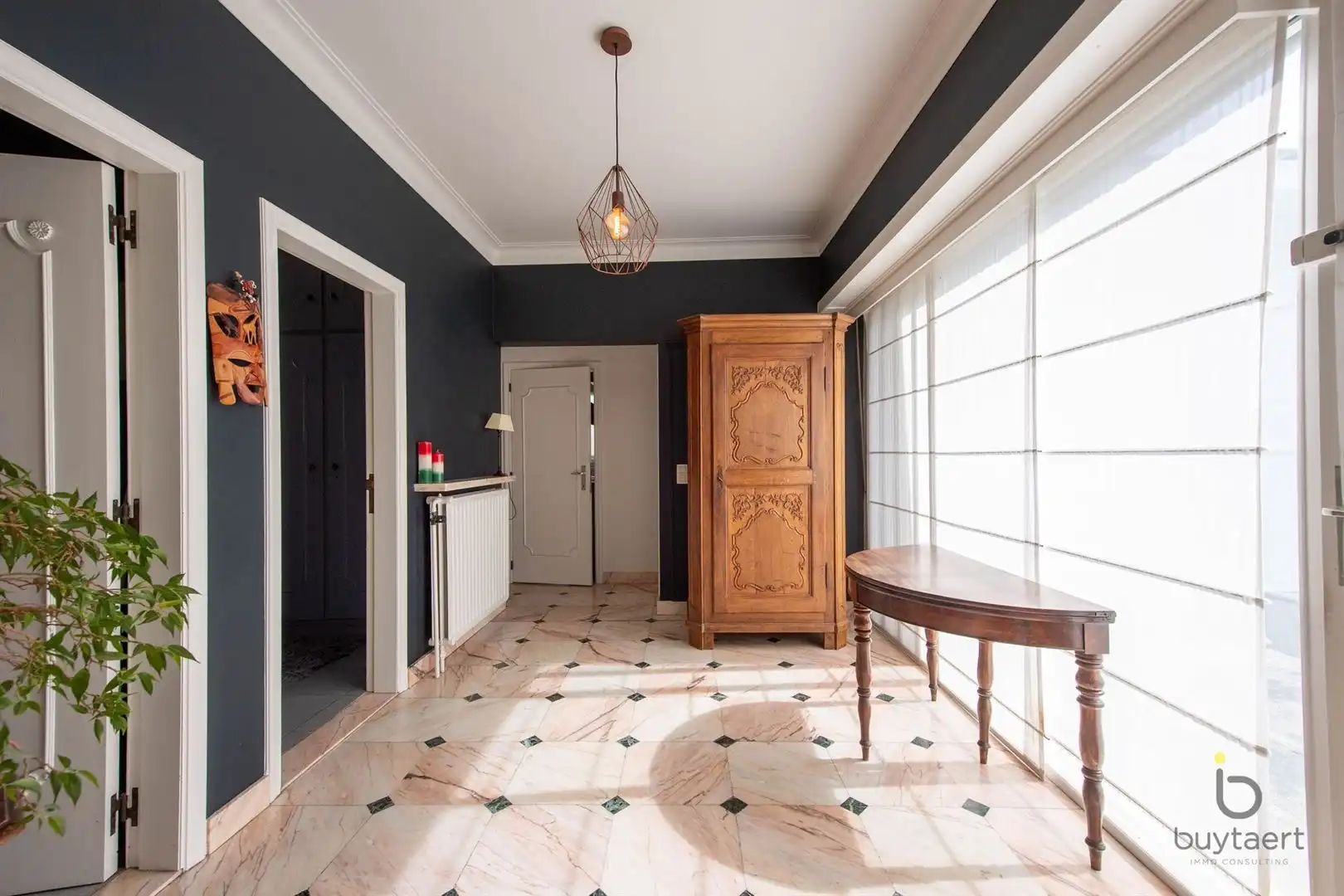 LICHTRIJK WONEN OP DE GRENS VAN SCHILDE EN ZOERSEL: OP TE FRISSEN SPLIT-LEVEL WONING MET TUIN EN ZWEMBAD. foto 3