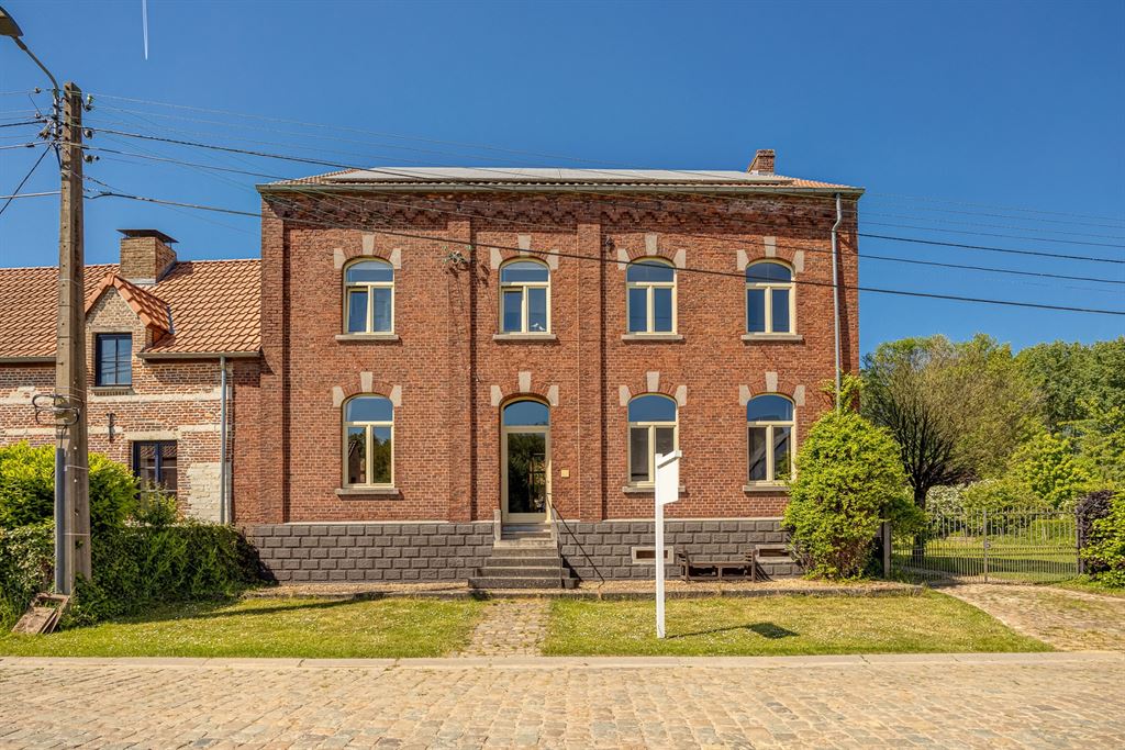 Hoofdfoto van de publicatie: Uniek landhuis met praktijkruimte