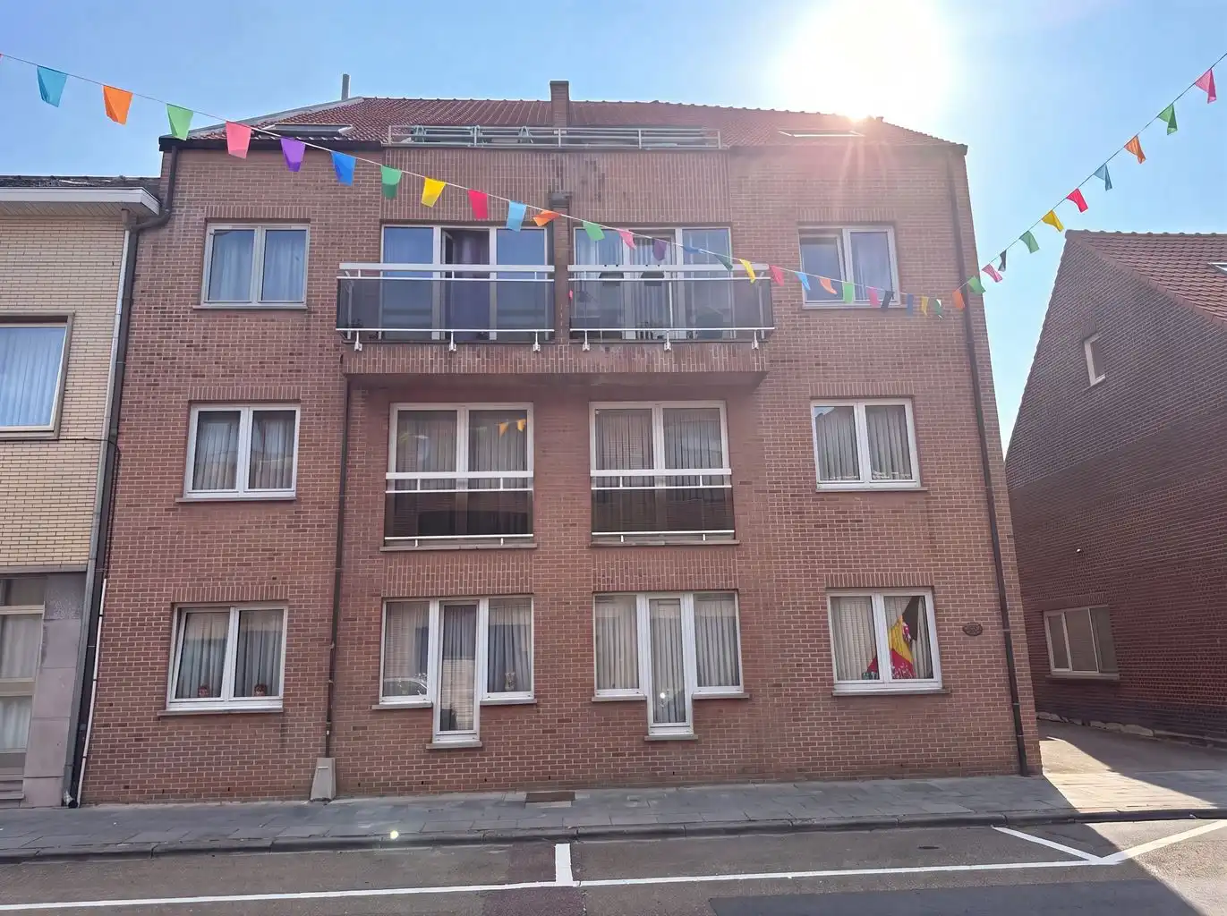 Gezellig 2-slpk appartement met terrasje in het centrum van Maaseik met autostaanplaats en aparte berging. foto {{pictureIndex}}