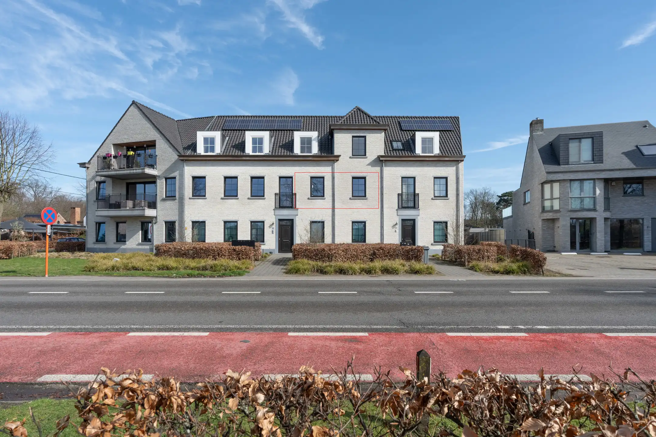 Modern 2-slaapkamer appartement met terras en staanplaats. foto {{pictureIndex}}