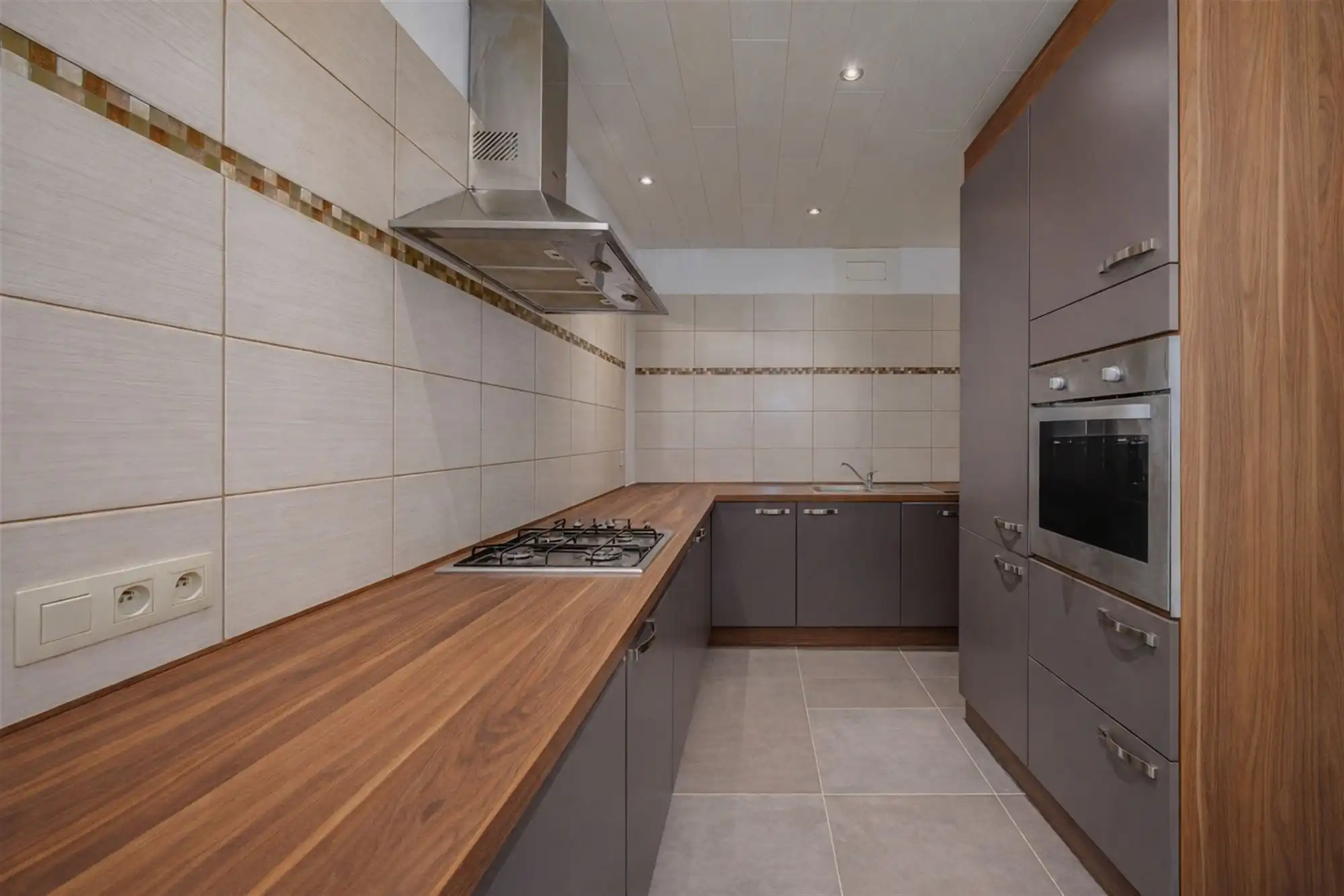 Perfect instapklaar appt met 2 slk + 2 badk vlakbij het Station foto 6