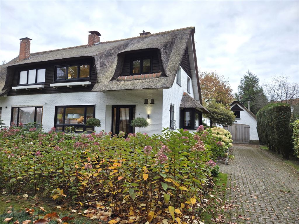 Zeer charmante woning. foto {{pictureIndex}}