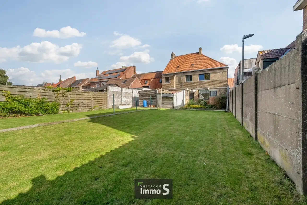 Hoofdfoto van de publicatie: Te renoveren woning in Alveringem