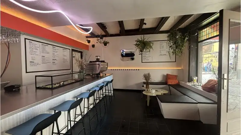 Overname instapklare en trendy Koffie- en Wijnbar met Terras in Brugge foto {{pictureIndex}}