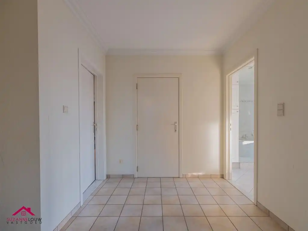 Zeer ruim appartement met 3 slaapkamers foto 15